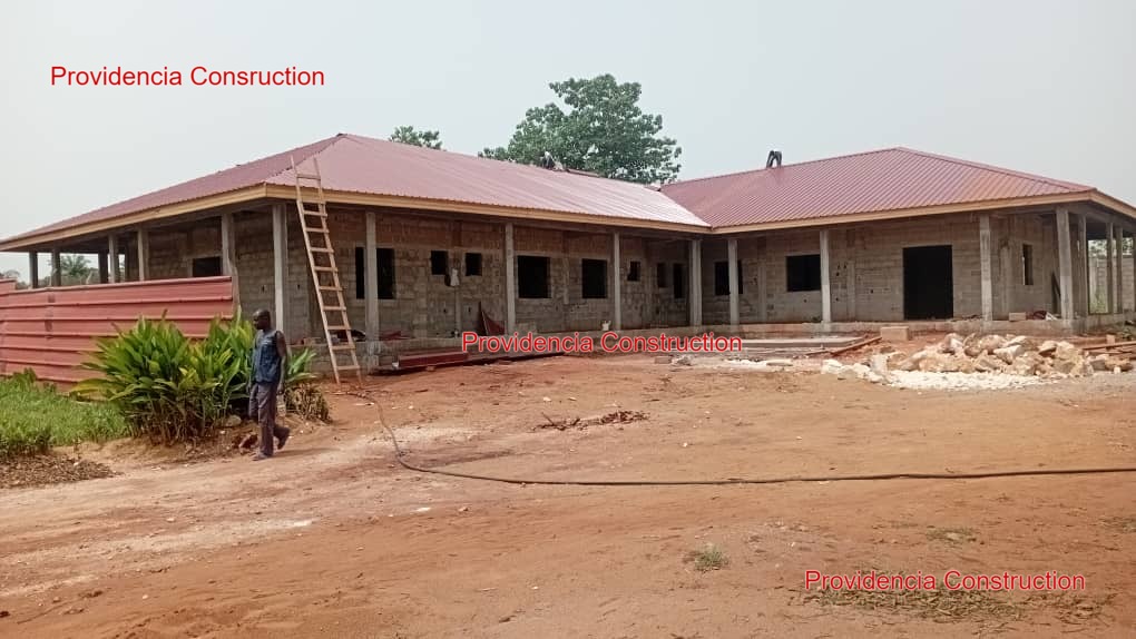 Bâtiment résidentiel toiture rouge